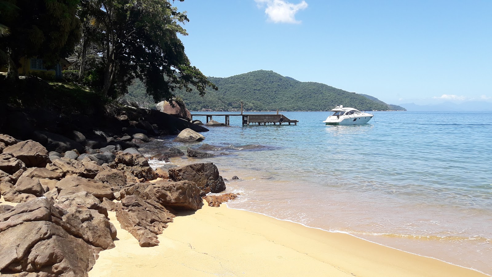 Foto van Waterfall Beach ondersteund door kliffen