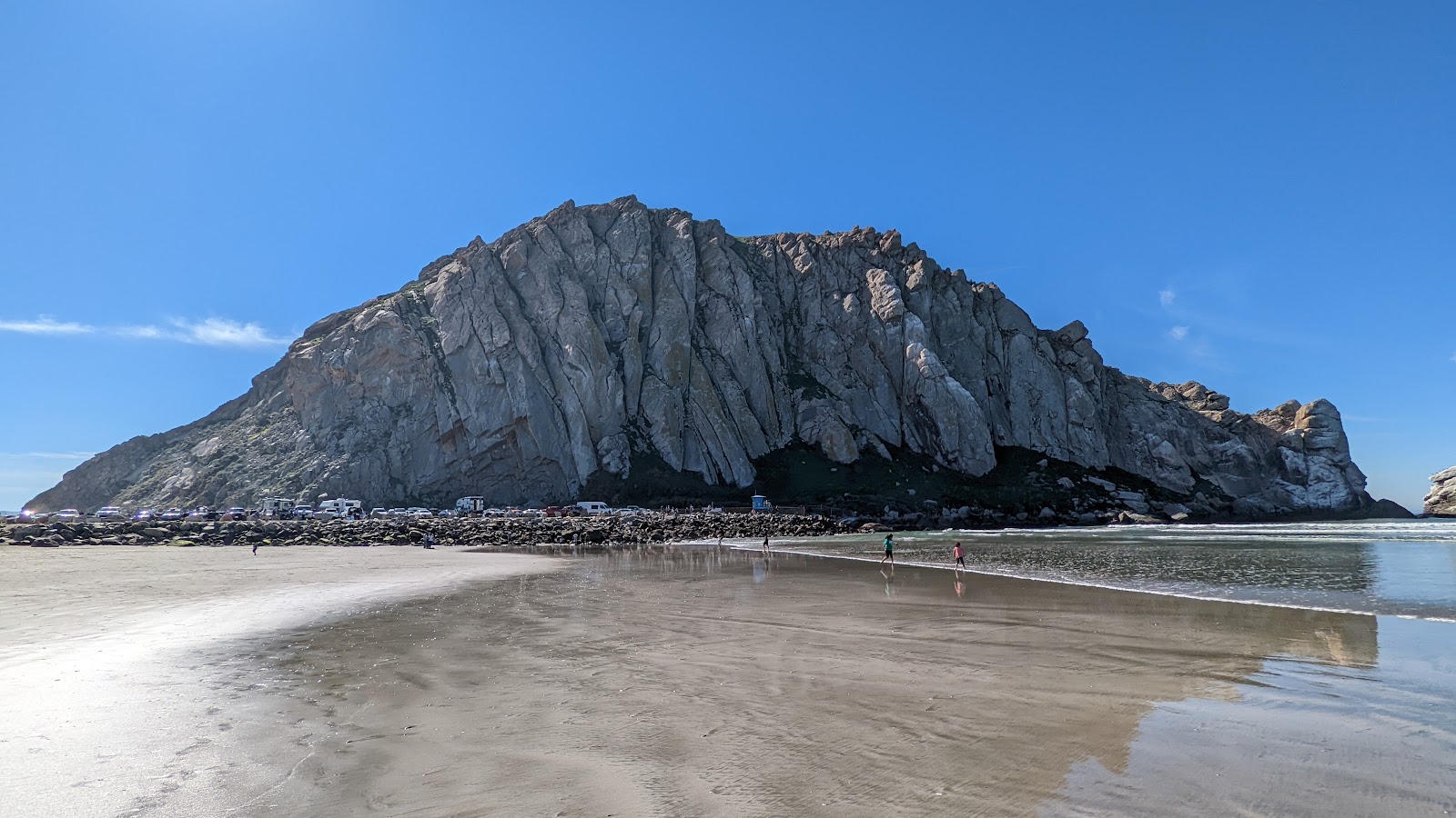 Foto av Morro Rock Beach med hög nivå av renlighet
