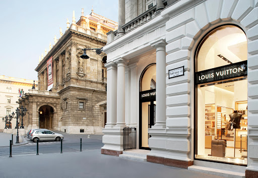 Stores to buy women's beige vests Budapest