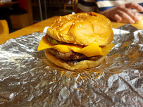 Cheeseburger du Restaurant de hamburgers Five Guys à Paris - n°20