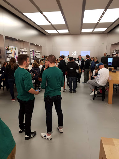 Computer Store «Apple Greenwich Avenue», reviews and photos, 356 Greenwich Ave, Greenwich, CT 06830, USA