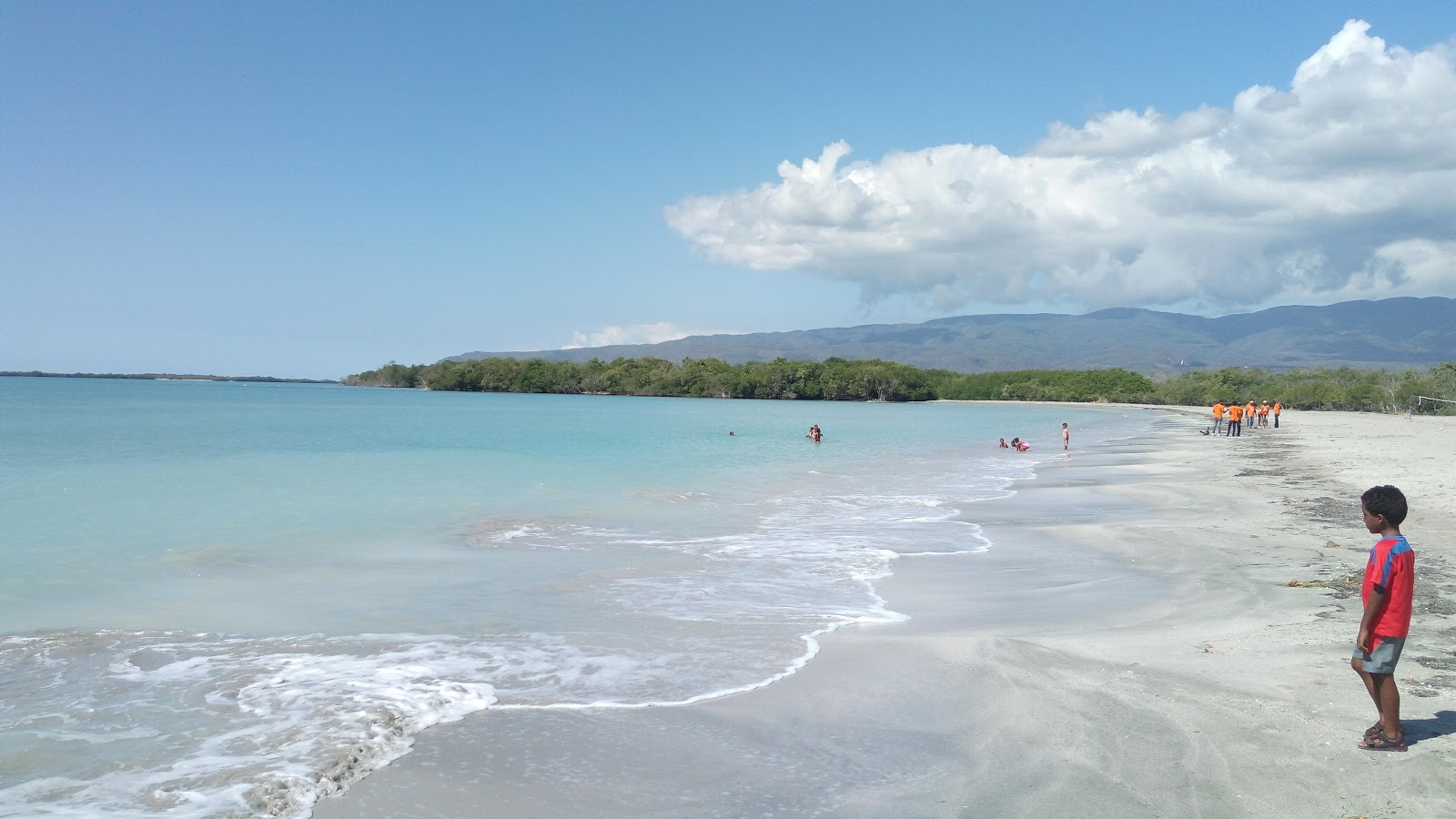 Photo de Los Negros beach avec sable fin et lumineux de surface