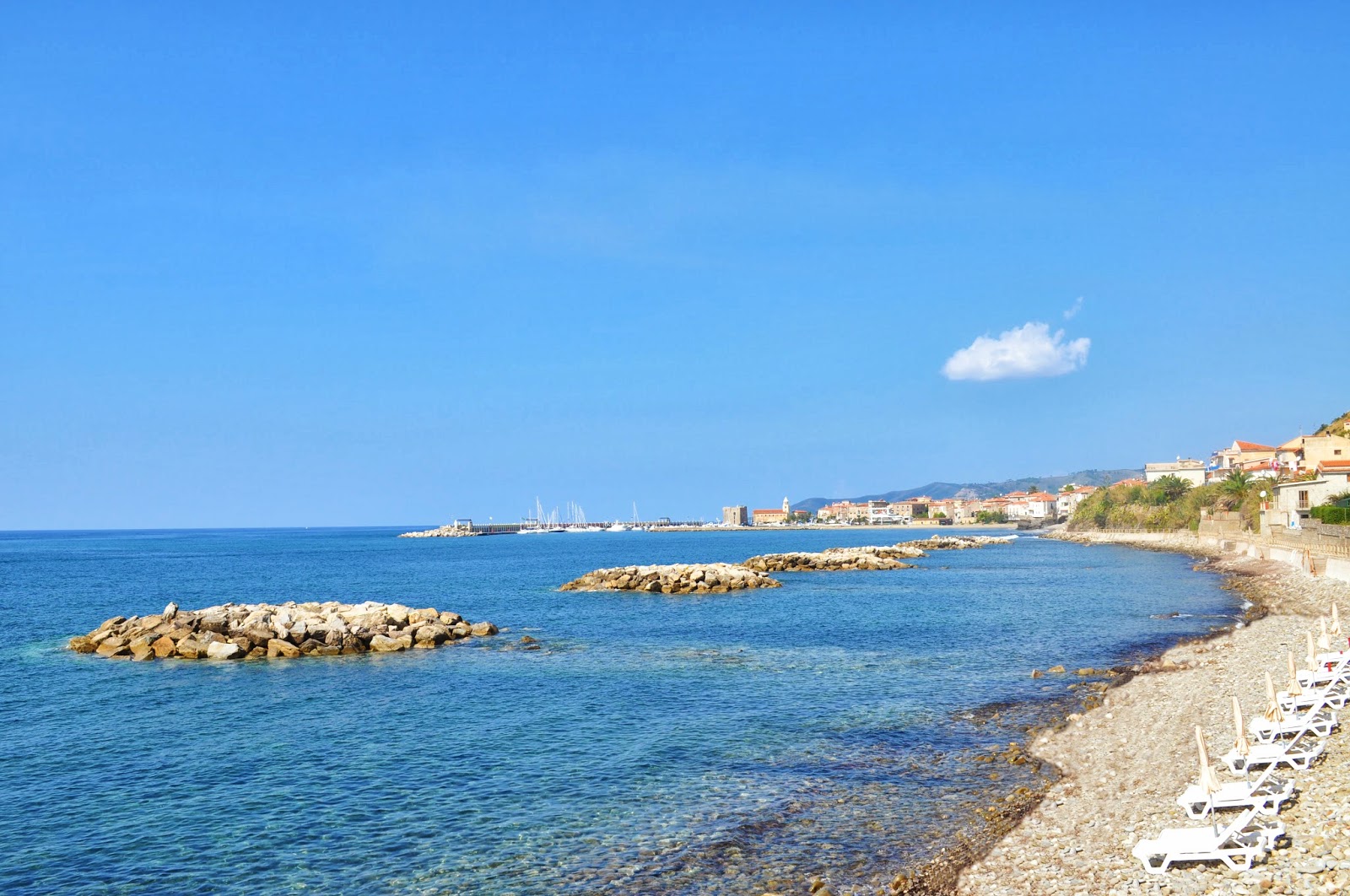 Valokuva Acciaroli beachista. pinnalla ruskea kivi:n kanssa