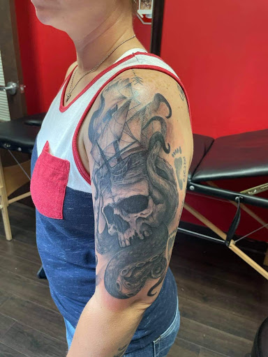 Tattoo Shop «Stay Gold Tattoo Studio», reviews and photos, 1351 Decatur Hwy Suite 115 ,117, Fultondale, AL 35068, USA