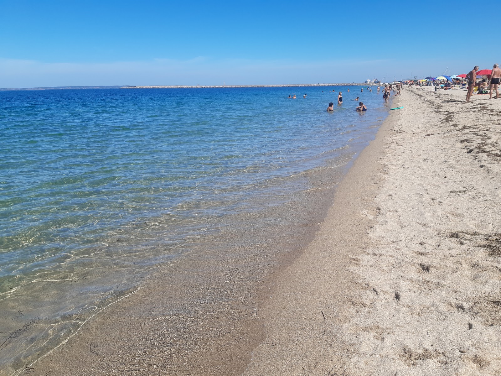Valokuva Abbarossa beachista. pinnalla kirkas hieno hiekka:n kanssa