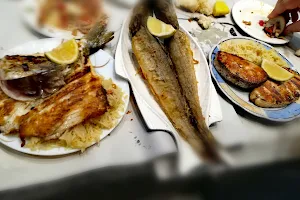 مطعم السمك باب الزوار image