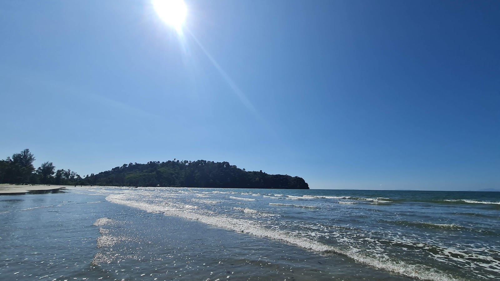 Baan Prukraksa Beach的照片 带有碧绿色水表面