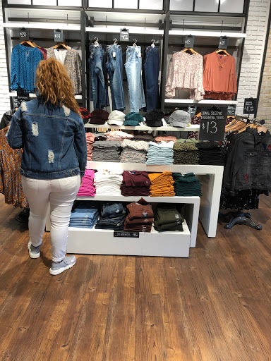 Clothing Store «Aéropostale», reviews and photos, 200 Baychester Ave, Bronx, NY 10475, USA