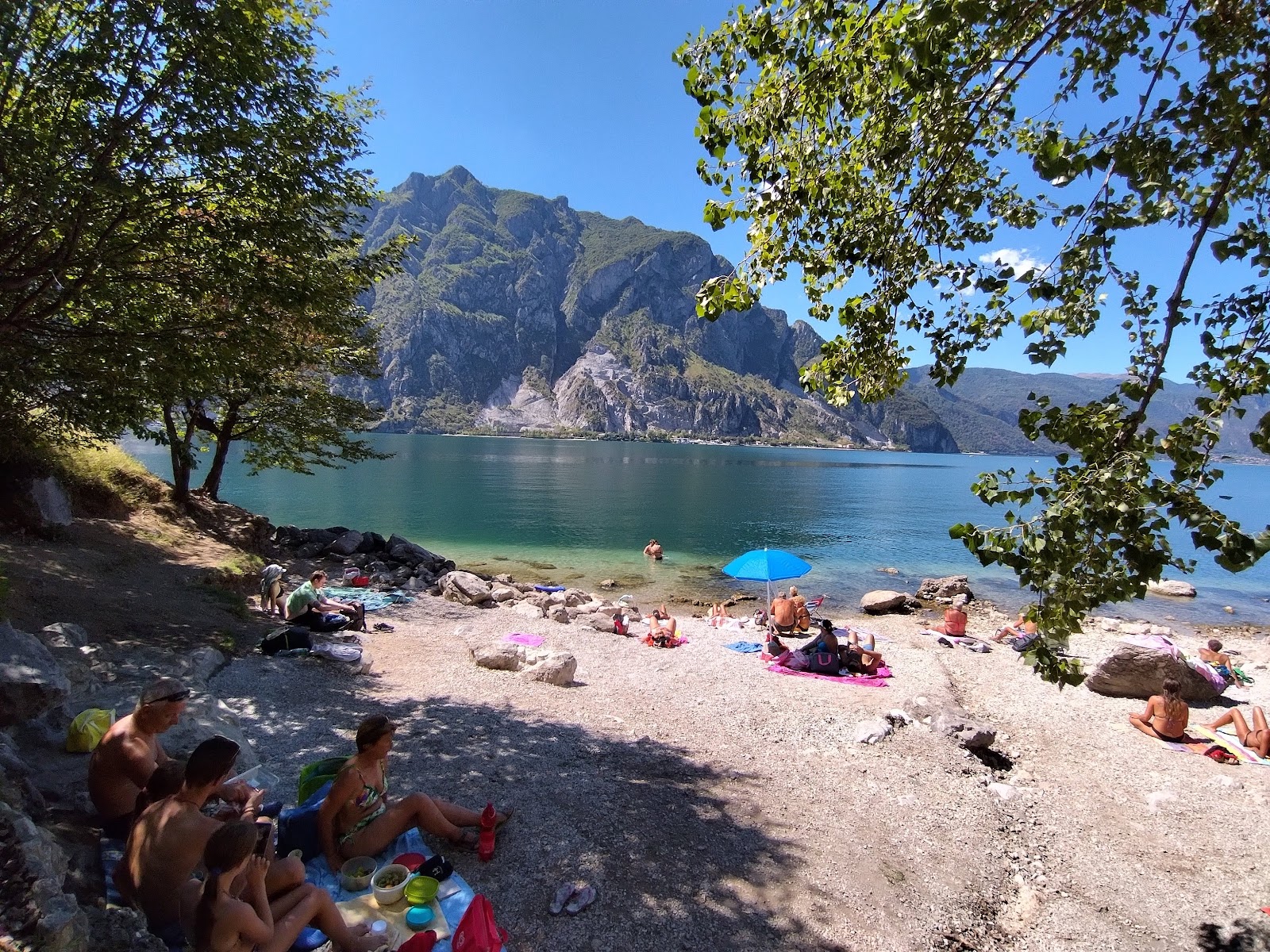 Abbadia Lariana Beach'in fotoğrafı geniş bir kıyı şeridi ile birlikte