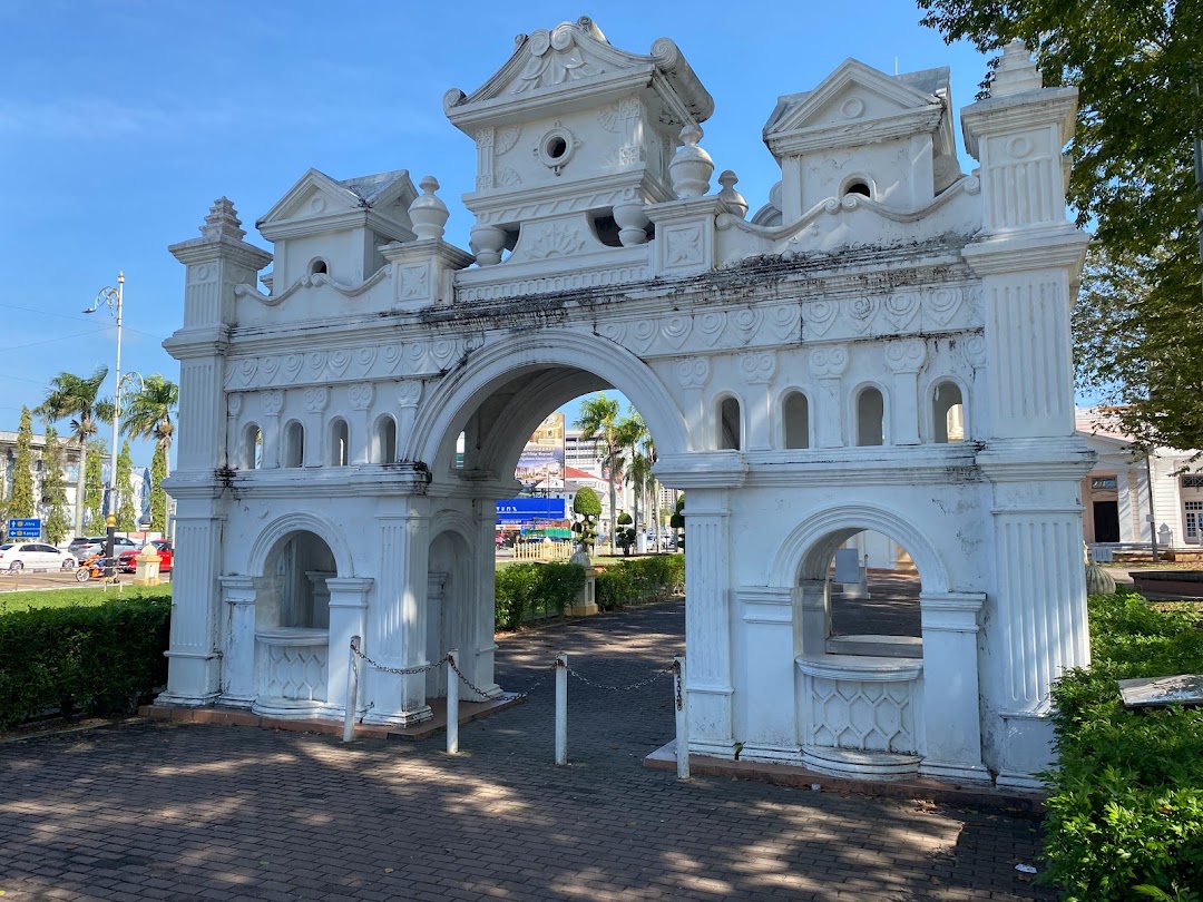 Replika Pintu Gerbang Istana Kota Tengah