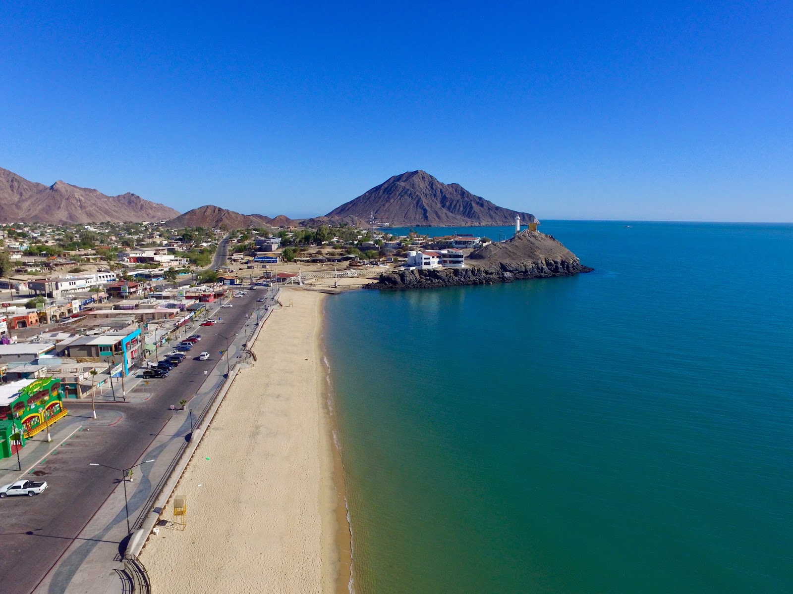 Foto av Playa San Felipe med turkos rent vatten yta