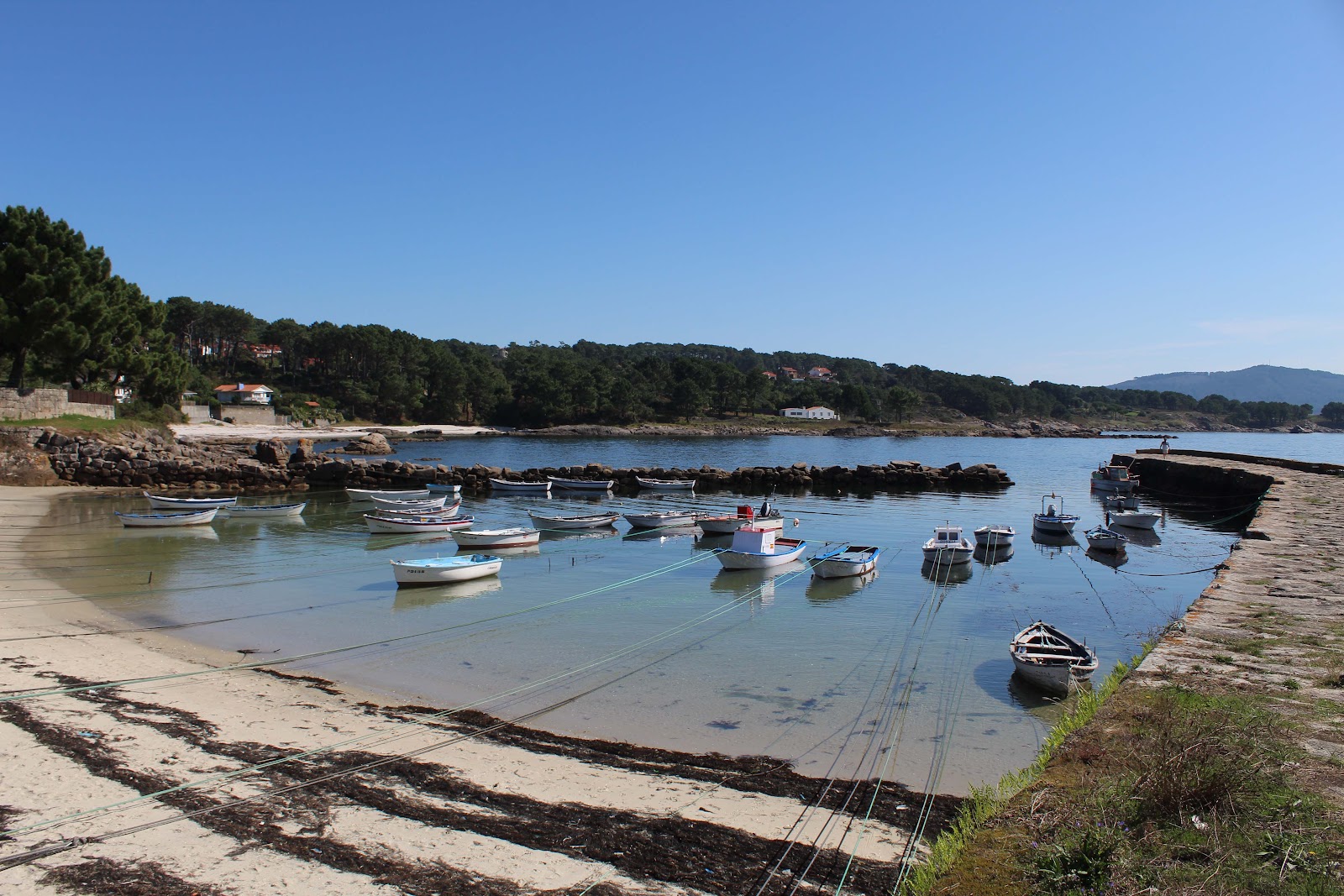 Foto di Praia de Cabanas con una superficie del sabbia beige