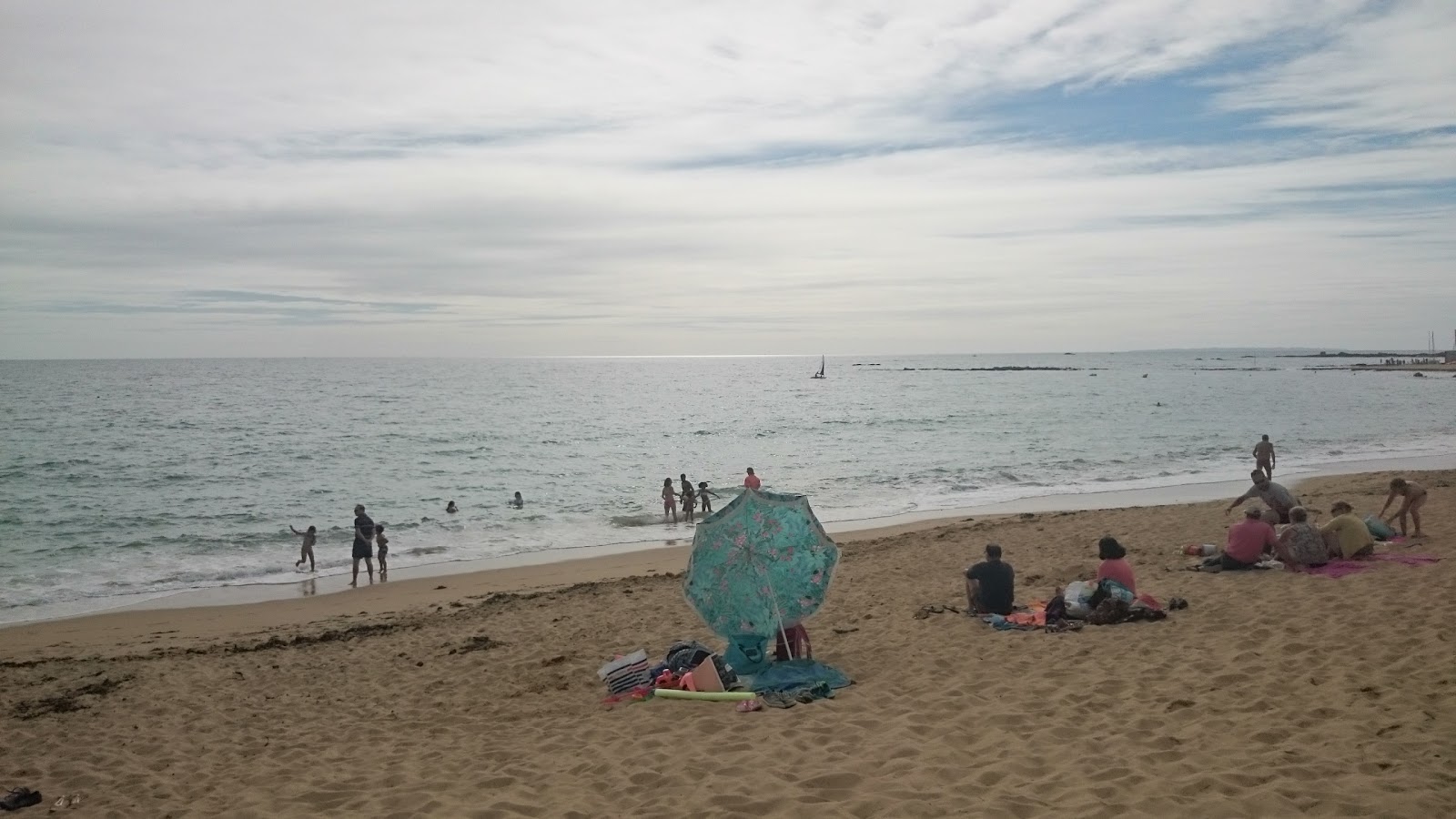 Plage de Kerouriec'in fotoğrafı - rahatlamayı sevenler arasında popüler bir yer