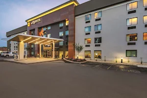 La Quinta Inn & Suites by Wyndham Hartford - Bradley Airport image