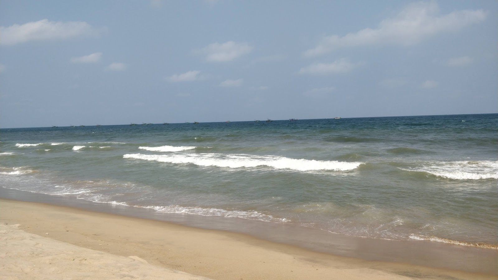 Φωτογραφία του Zetta Beach με καθαρό νερό επιφάνεια