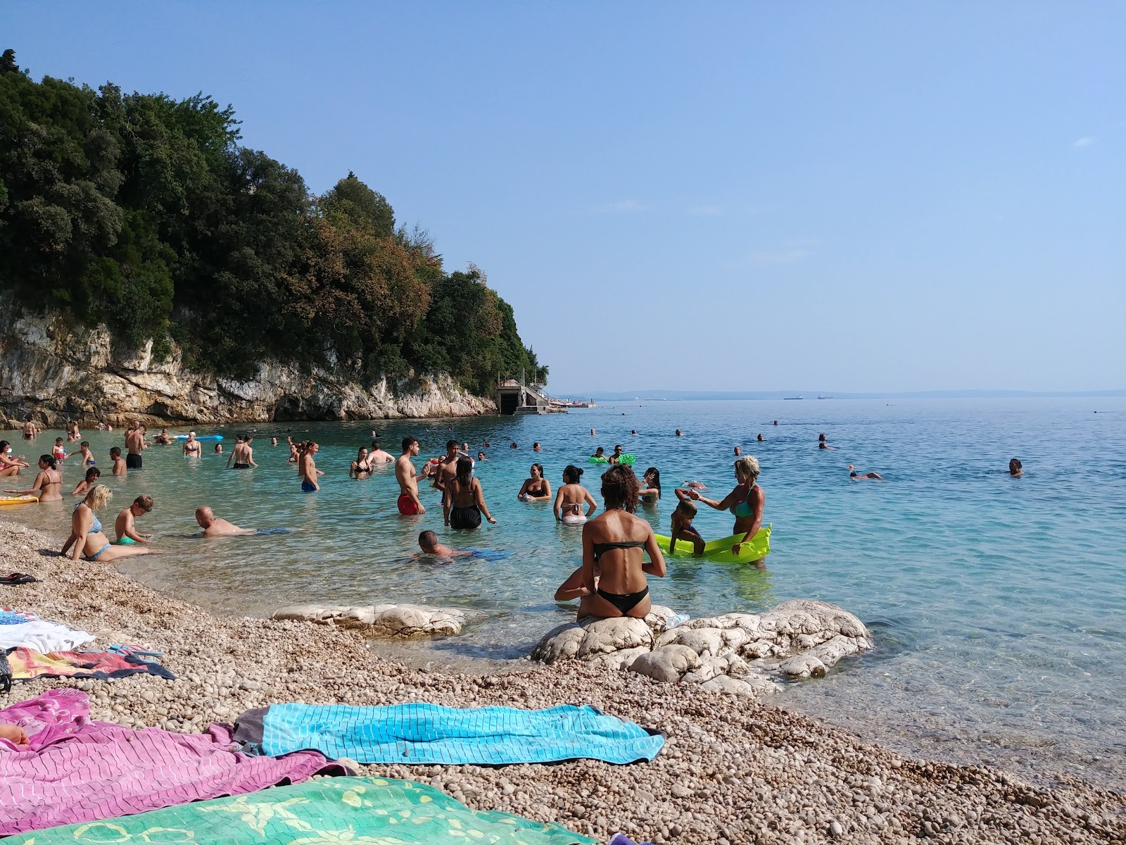 Photo de Sablicevo beach entouré de montagnes