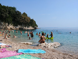 Photo de Sablicevo beach entouré de montagnes
