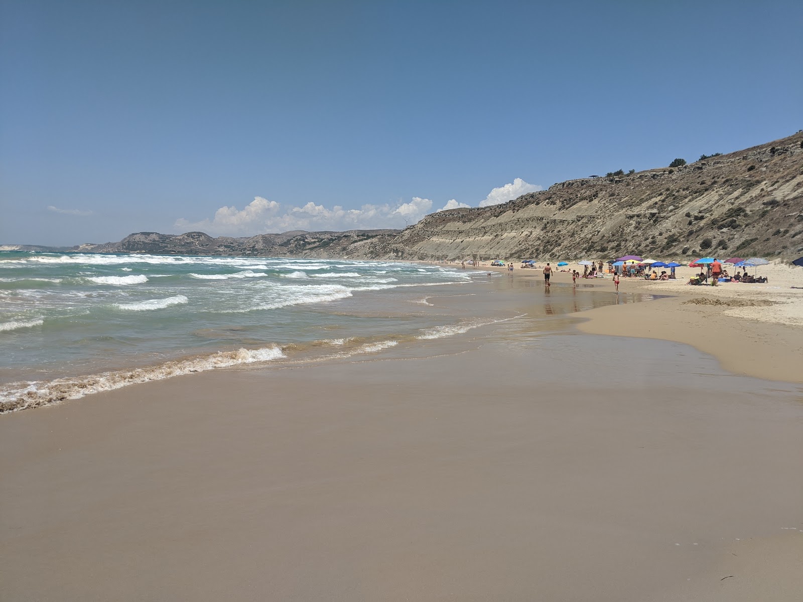 Spiaggia Giallonardo的照片 被山脉环绕