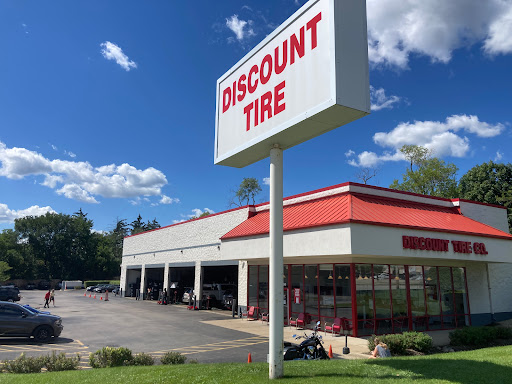 Discount Tire Store - Palatine, IL, 1940 N Rand Rd, Palatine, IL 60074, USA, 