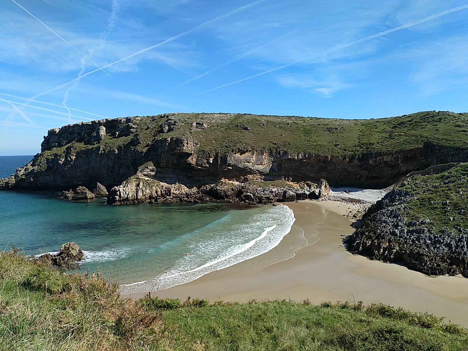 Foto av Playa de Fuentes med små multi -vikar