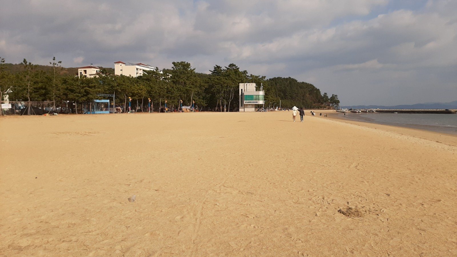 Foto de Yulpo Beach área de comodidades