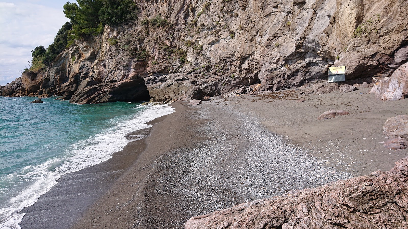 Photo de Spiaggia di Punta Bianca avec l'eau bleu de surface