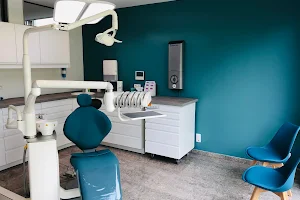 Cabinet d'Orthodontie OrthoLine - France Van Tiggelen image