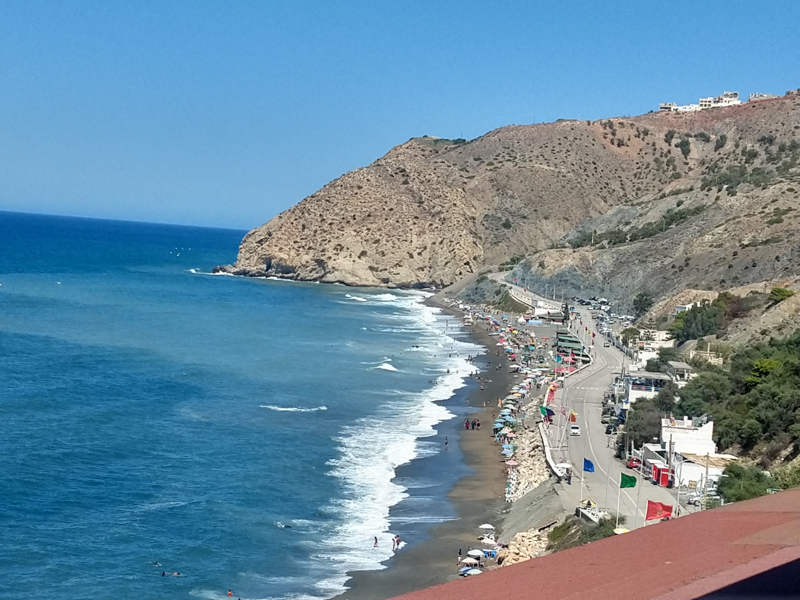 Photo de Plage Thara Youssef entouré de montagnes
