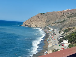 Photo de Plage Thara Youssef entouré de montagnes