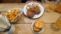 Sandwich au poulet du Restaurant de cuisine américaine moderne Gumbo Yaya Chicken and Waffles à Paris - n°1