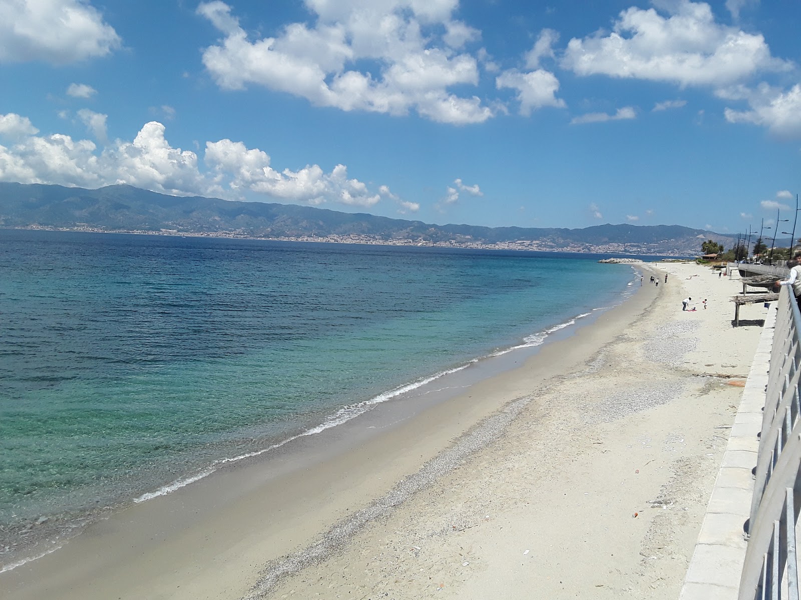 Valokuva Gallico Marinaista. pinnalla ruskea hiekka:n kanssa