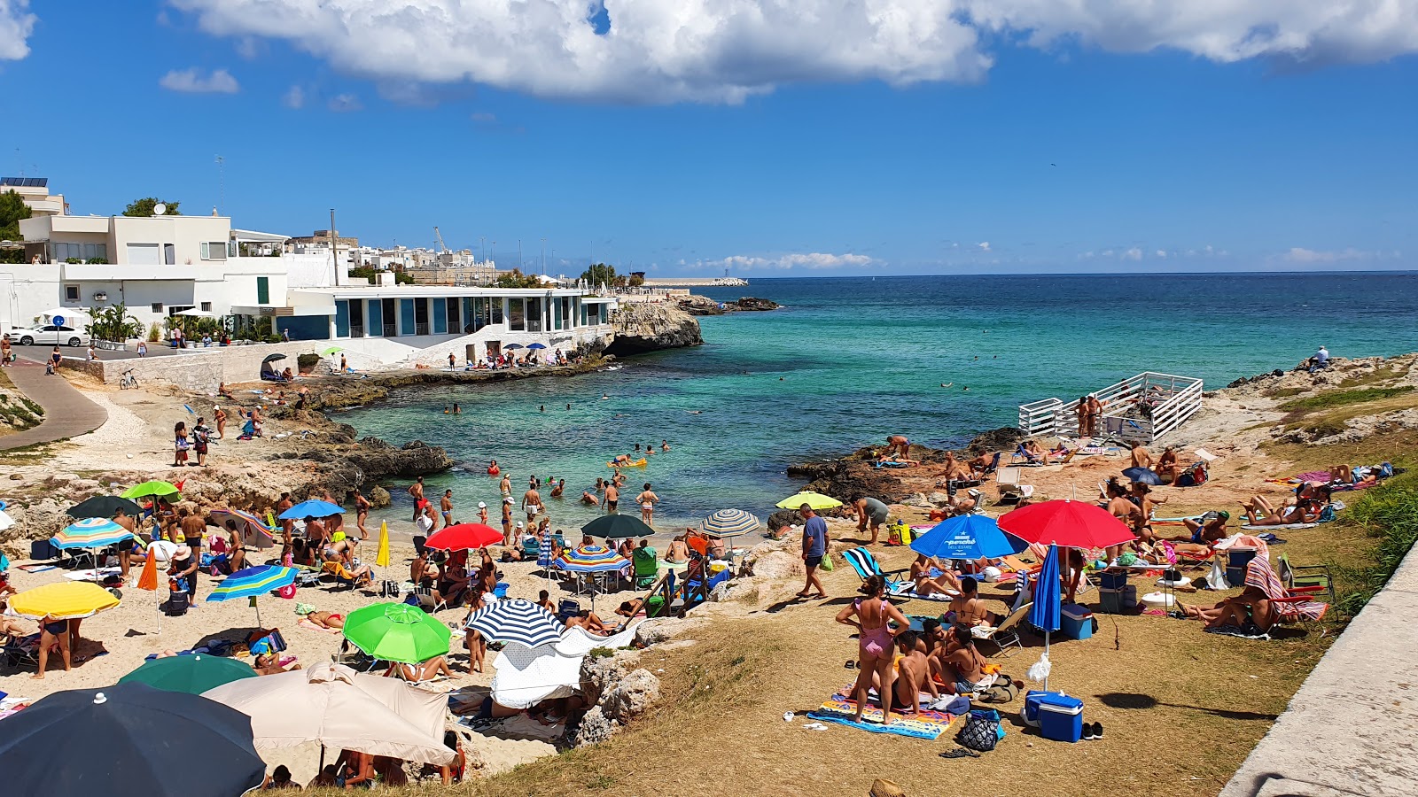 Foto van Cala Porto Bianco beach met blauw puur water oppervlakte