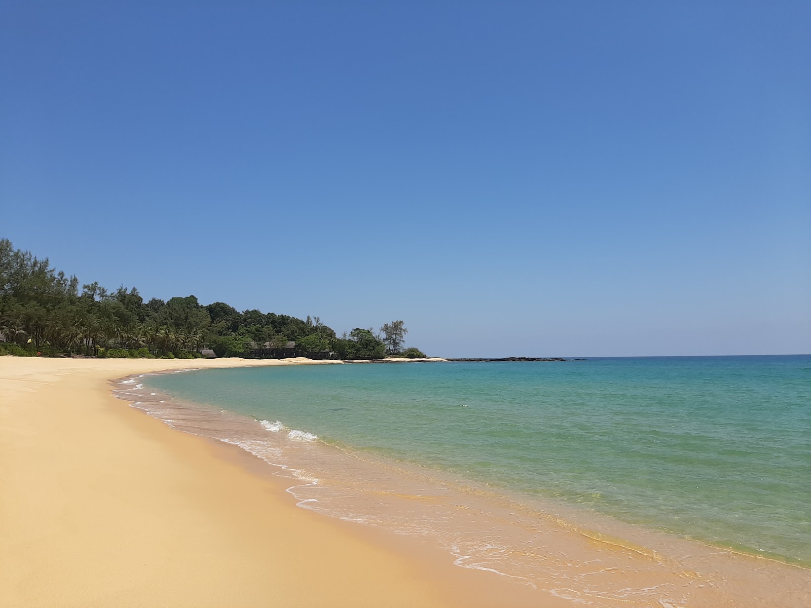 Fotografija Tanjung Jara Beach z svetel pesek površino