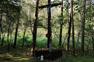 Krzyż upamiętniający zamordowanego mieszkańca podczas 2 wojny światowej w image
