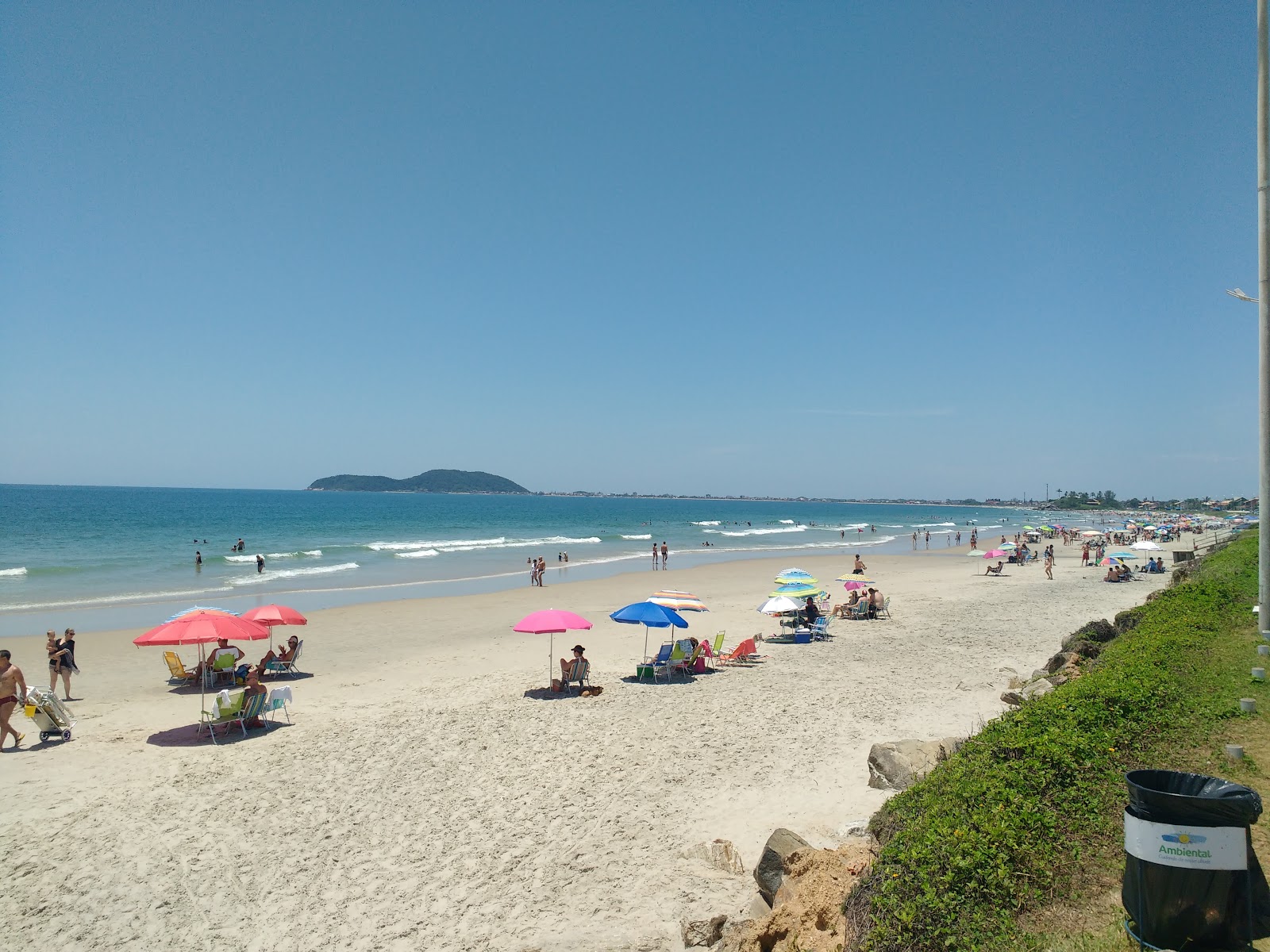 Photo de Plage d'Itaguacu avec l'eau cristalline de surface