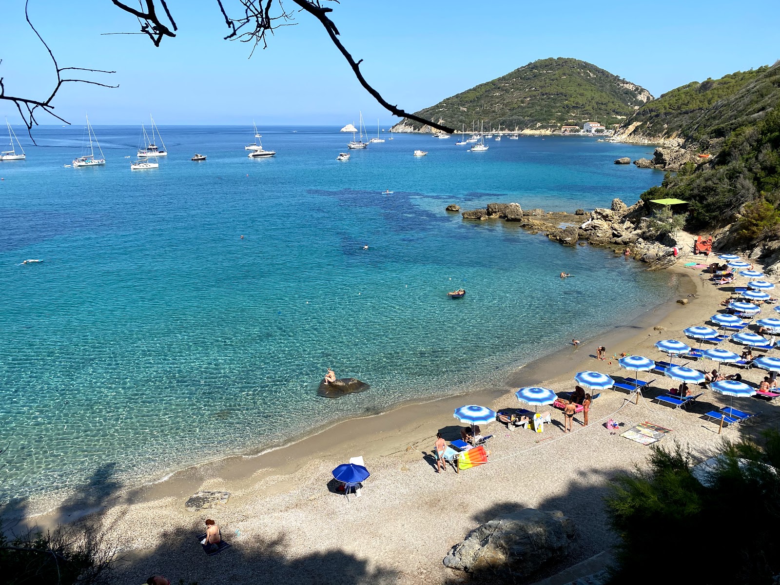 Foto von Spiaggia del Viticcio II mit beiger kiesel Oberfläche