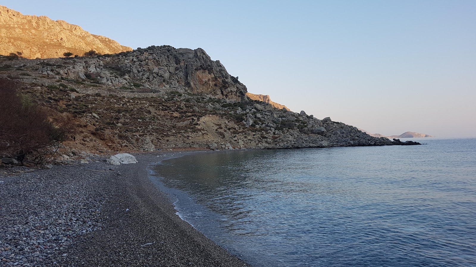 Foto di Despoti Nero Beach con una superficie del ciottoli beige