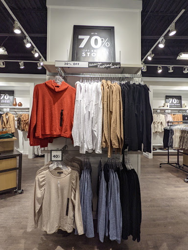 Clothing Store «Banana Republic», reviews and photos, 103 S Washington St, Naperville, IL 60540, USA