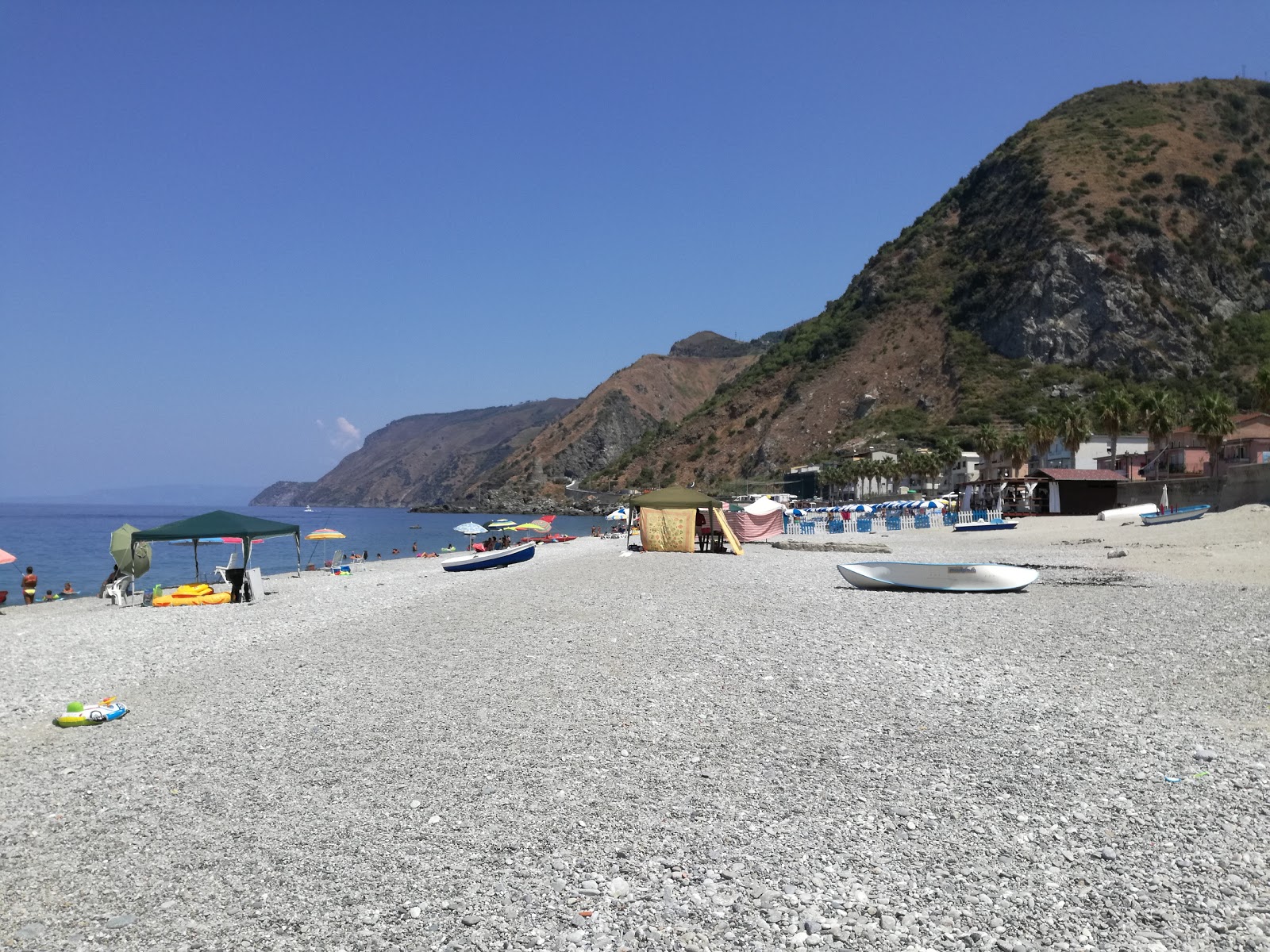 Fotografie cu Favazzina beach cu nivelul de curățenie înalt