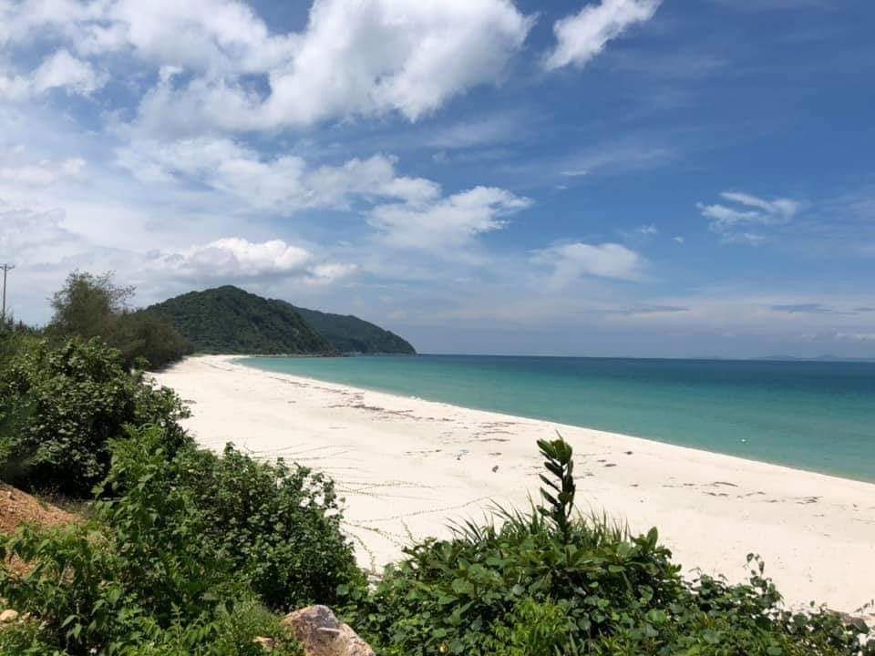 Minh Chau Beach II'in fotoğrafı beyaz kum yüzey ile