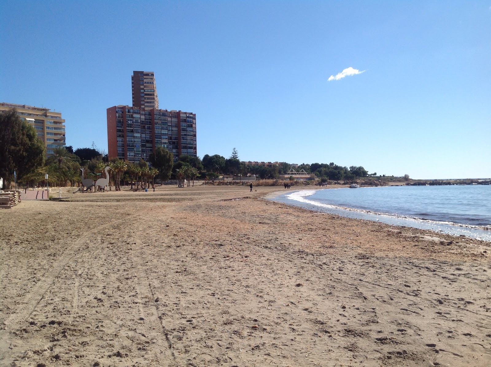 Foto de Playa de la Almadraba con arena/guijarros negro superficie