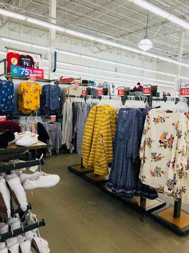 Clothing Store «Old Navy», reviews and photos, 141 Tuckahoe Rd, Sewell, NJ 08080, USA