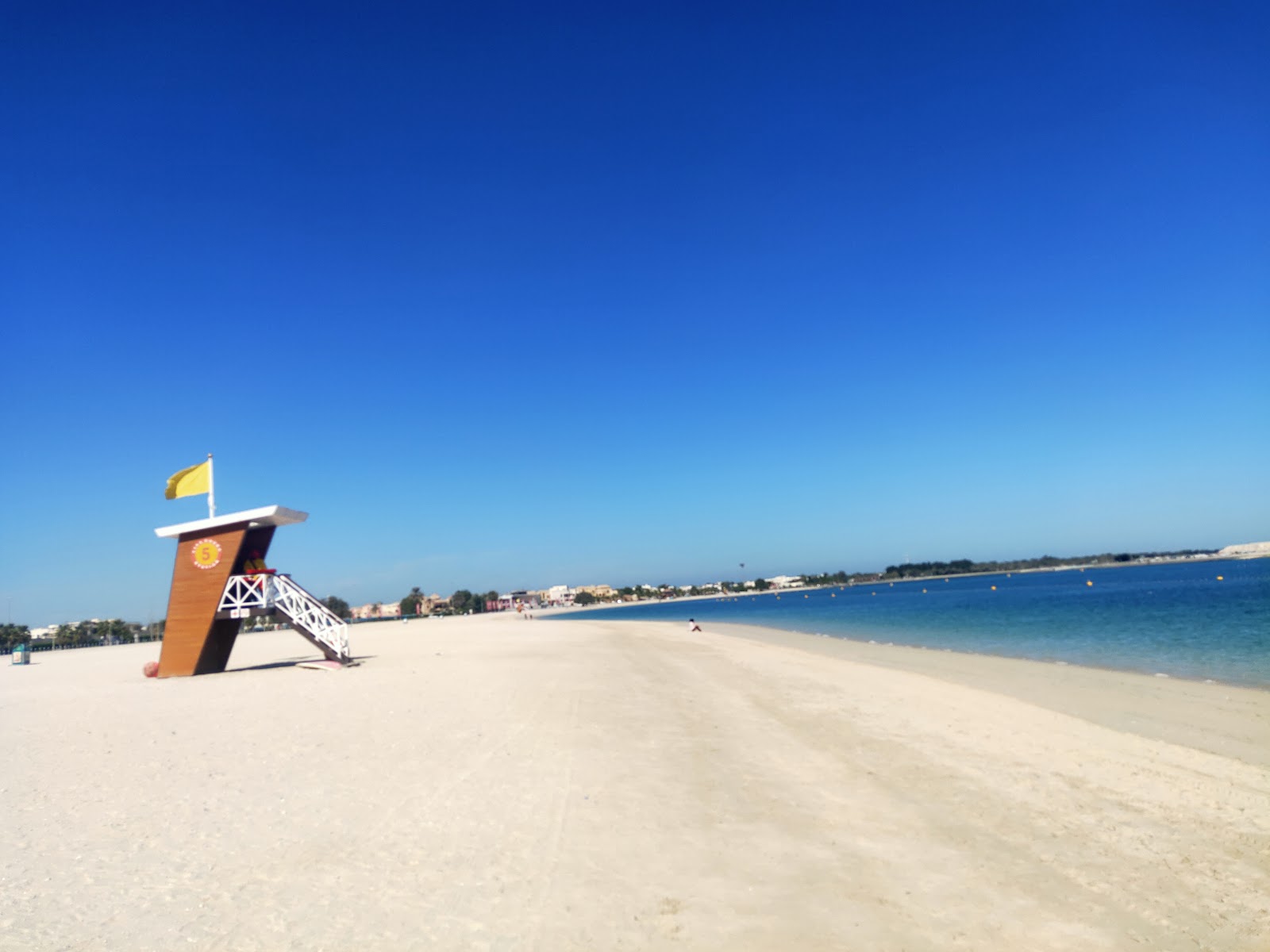 Foto de Al Mamzer Beach - lugar popular entre los conocedores del relax