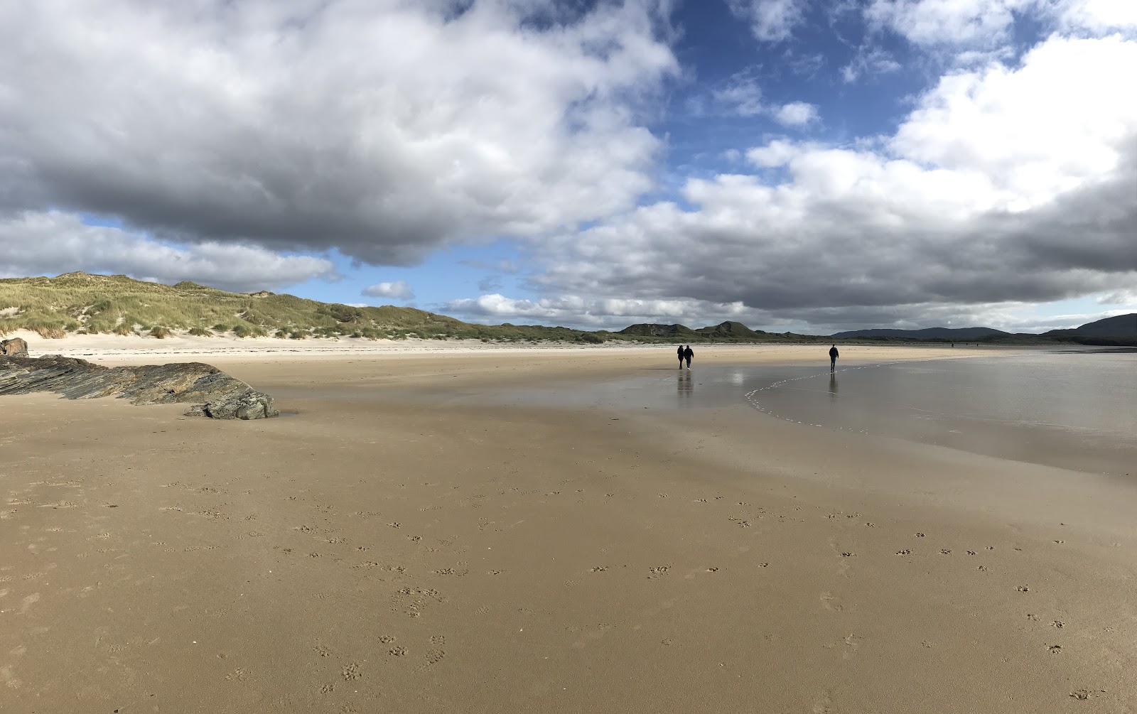 Foto di Tramore Beach con costa lunga e dritta