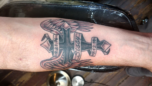 Tattoo Shop «Idle Hands Tattoo & Piercing», reviews and photos, 929 W Douglas Ave, Wichita, KS 67213, USA