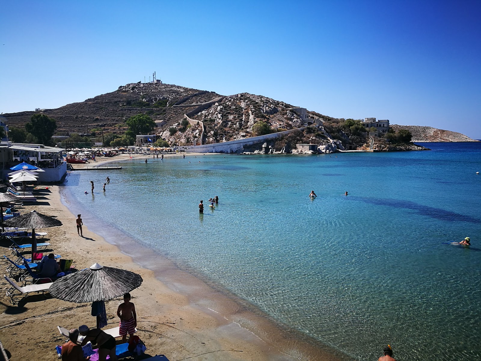 Foto van Paralia Varis met turquoise puur water oppervlakte