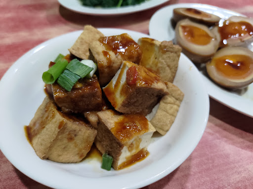 【 龍城號 】 剝皮寮正對面古早味美食（原龍山商場進財切仔麵）﹒台南膨皮意麵﹒膨皮切仔麵﹒魯肉飯﹒雞絲飯， 雞魯飯﹒古早味豬油麵線﹒人蔘雞湯﹒香菇雞湯﹒剝皮辣椒雞湯，苦瓜排骨湯，招牌黃金蛋﹒黑白切﹒廣州街美食﹒龍山寺美食﹒百年老店 的照片