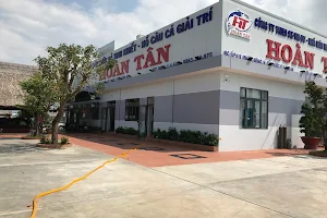 Hồ câu cá giải trí + Nhà Hàng Hoàn Tân image