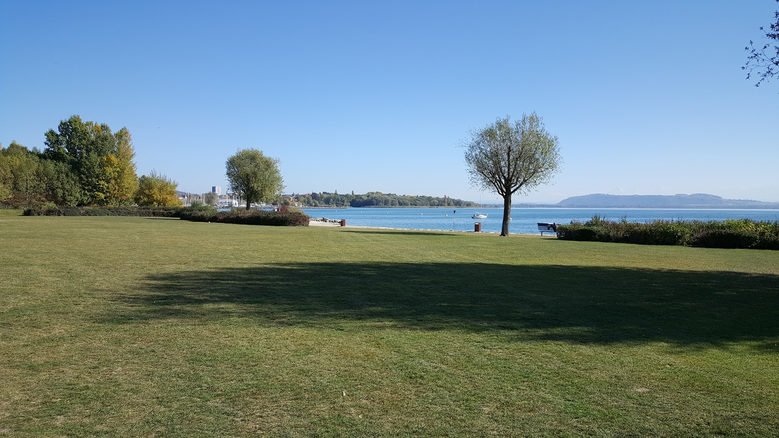 Foto van Plage Hauterive ondersteund door kliffen