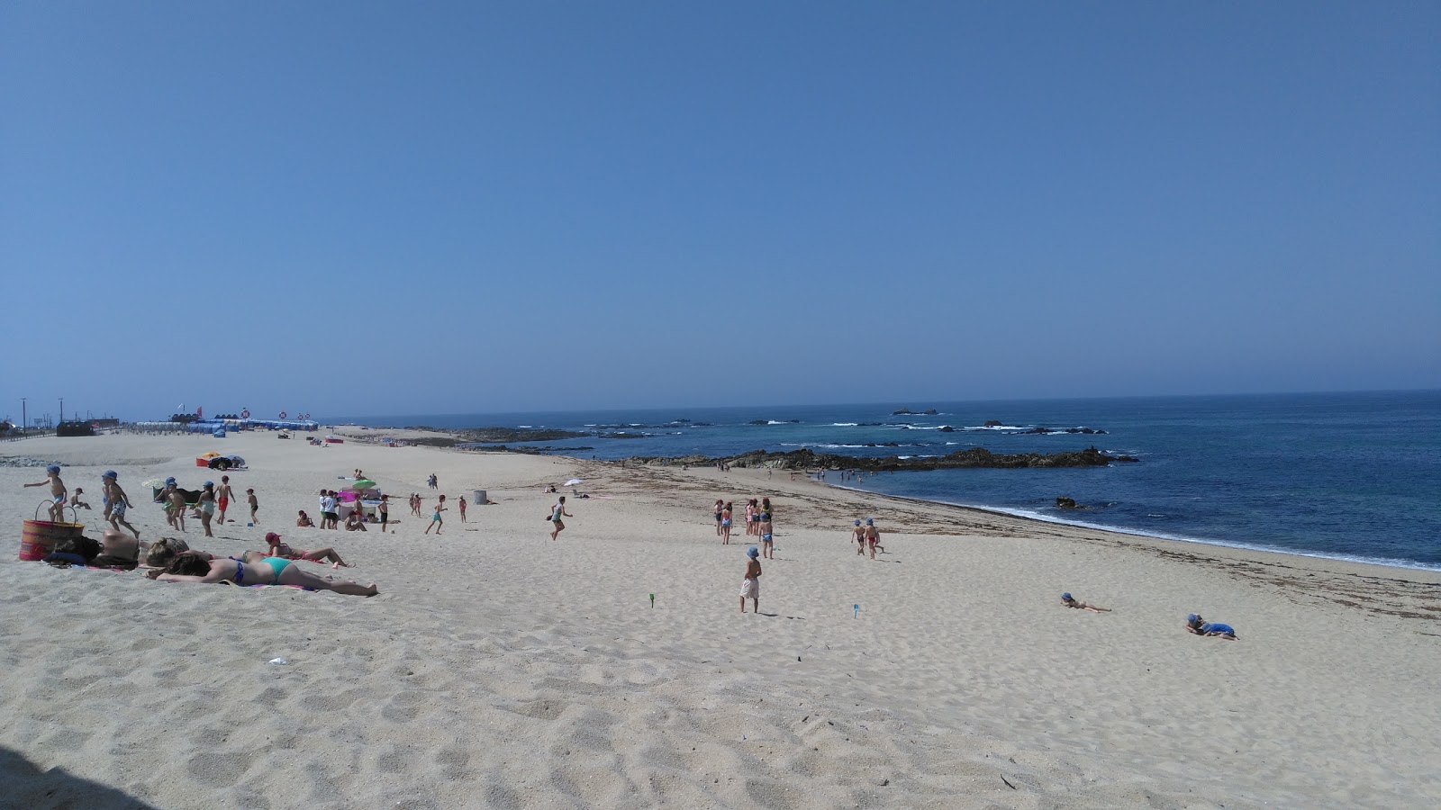 Praia de Coim'in fotoğrafı mavi sular yüzey ile
